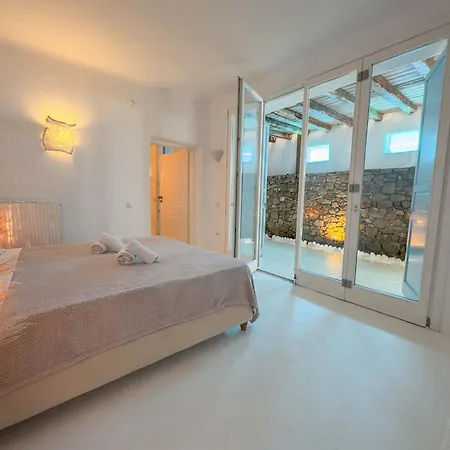 M11 - King And Queens - Luxury With Pool & Gym Villa *