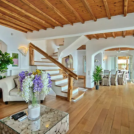 M11 - King And Queens - Luxury With Pool & Gym *