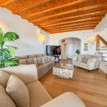 M11 - King And Queens - Luxury With Pool & Gym Villa